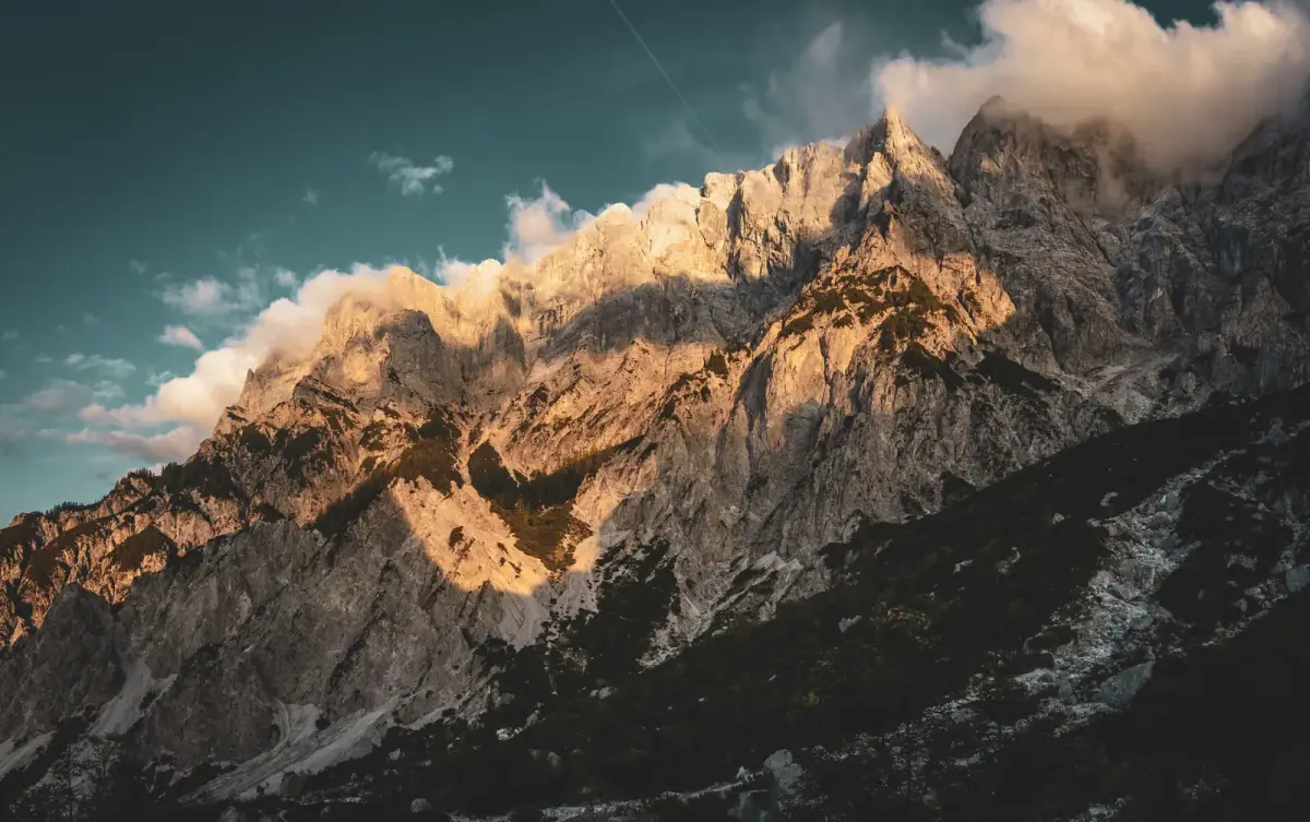Sonnenbeschienene Felswände der Hochtor-Gruppe im Gesäuse